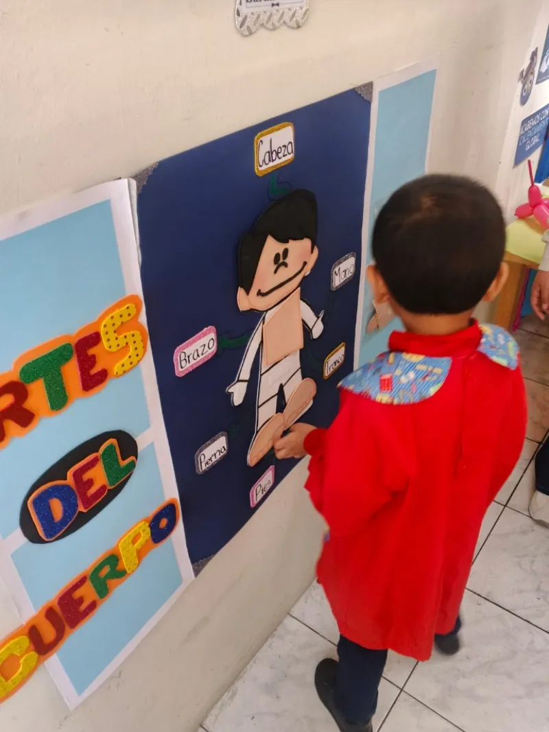 Niño aprendiendo las partes del cuerpo con material didáctico en Años Mágicos Quito