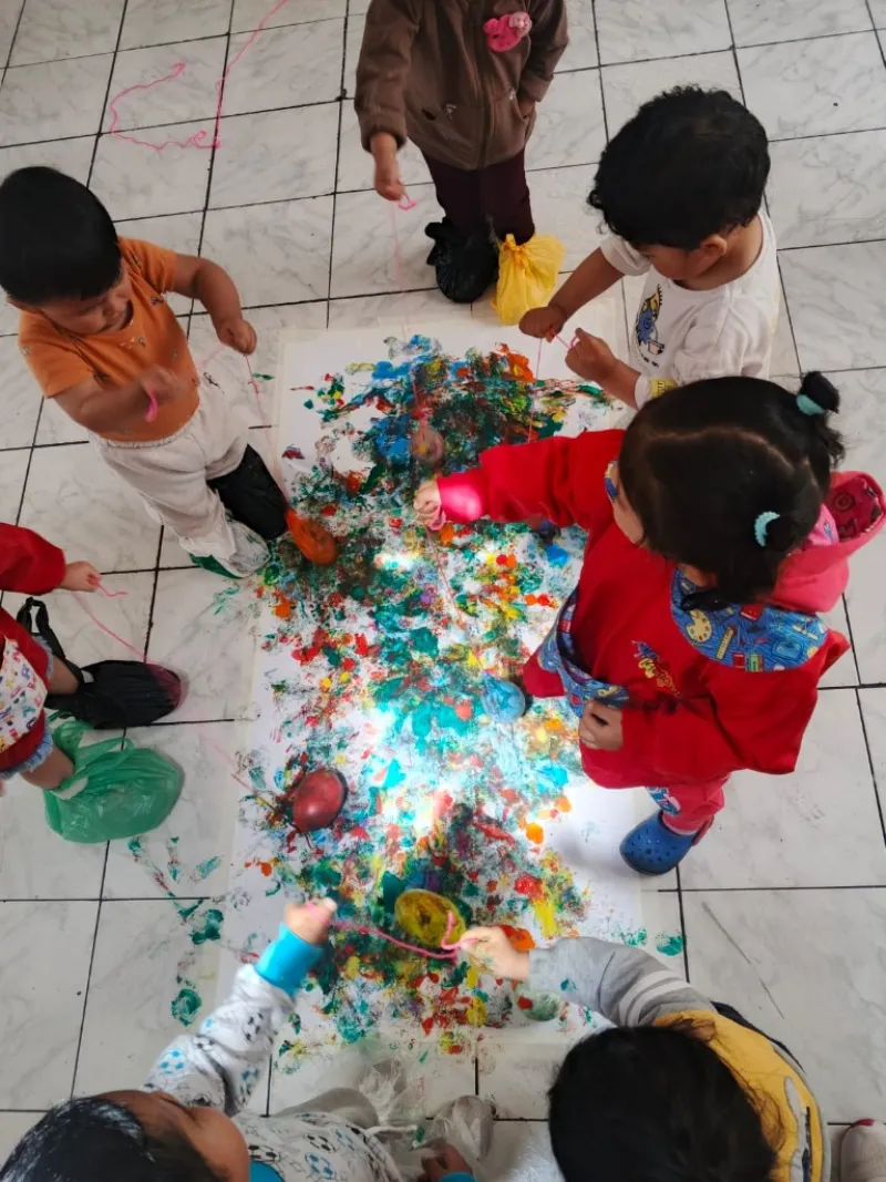 Pintura libre grupal de niños con globos y colores en centro infantil Años Mágicos Quito