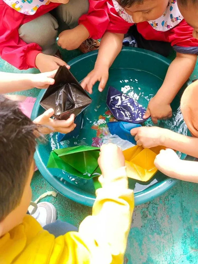 Niños en actividades de aprendizaje en guardería Años Mágicos