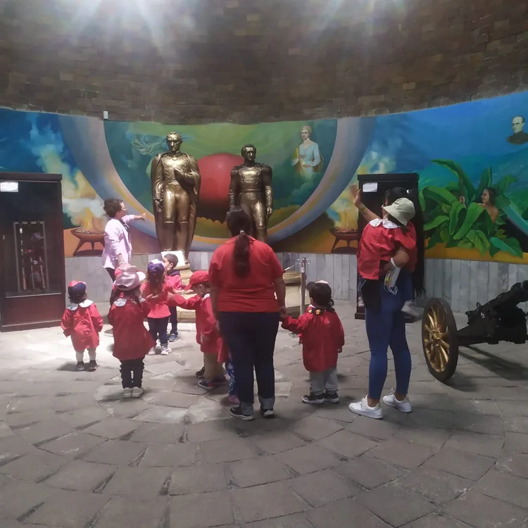 Equipo docente y actividades del centro infantil Años Mágicos Quito